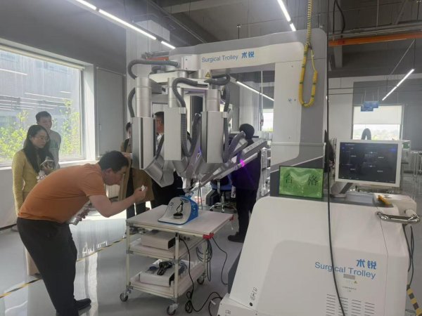 展鹏配资 远程手术跨越洲际，单孔手术机器人展现中国创新